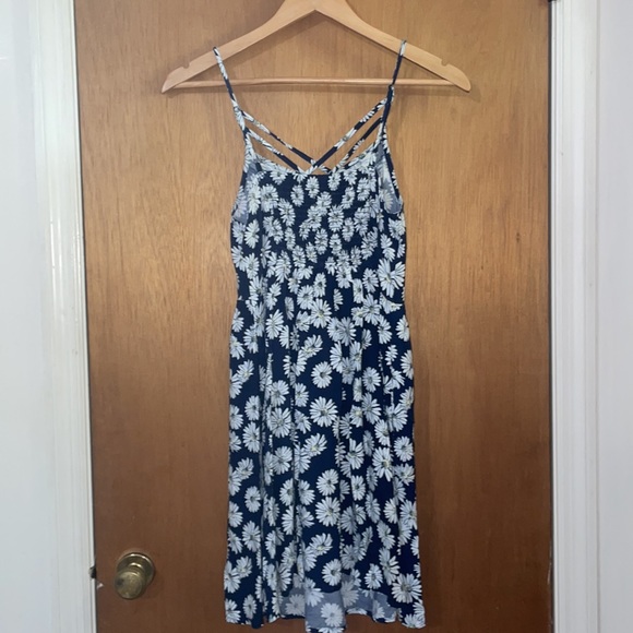 •SO•NAVY/WHITE DIASY, FRONT CHEST CRISSCROSS STRAPS & SMOCKED BACK DETAIL SMALL - Picture 3 of 11